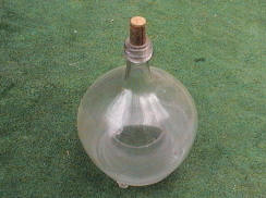 Botella de vidre usada per a caar les molestes mosques de la cuina