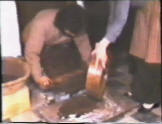  La canyella i el sucre s'afegeixen a la pasta de xocolata treballada sobre la pedra calenta
