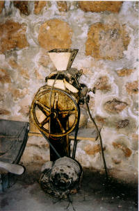  Antiga màquina per a moldre, EL MOLí. A Can Pastor, a part de la xocolata també s'oferien per a moldre ametlla per al Tambó d'ametlla de Nadal. Empràven aquesta màquina